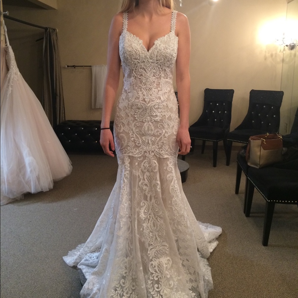Beautiful wedding dress: never worn! Brand new!